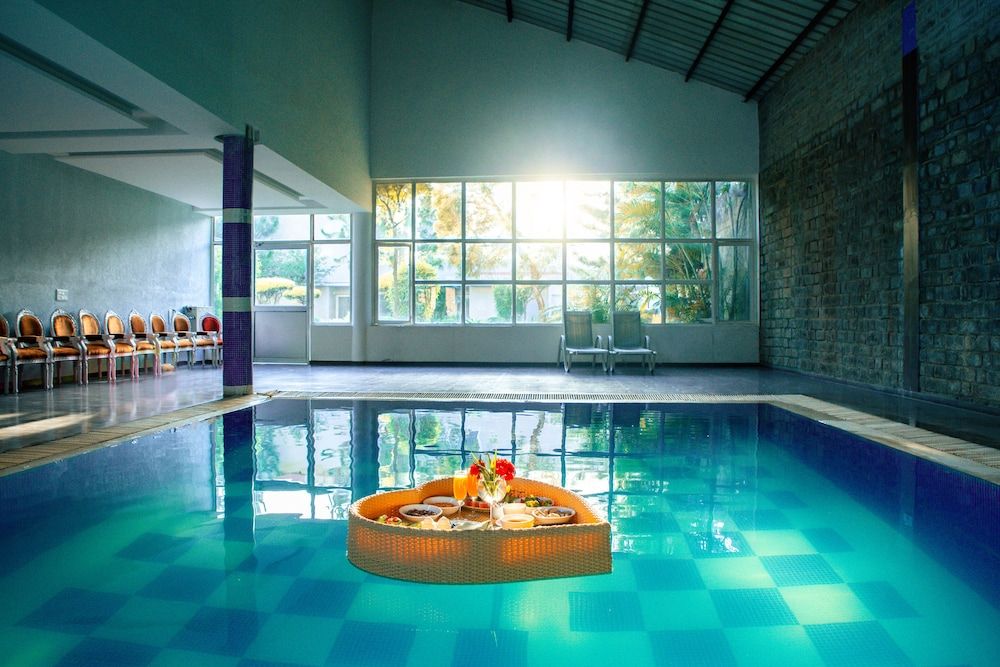 Indoor/outdoor pool