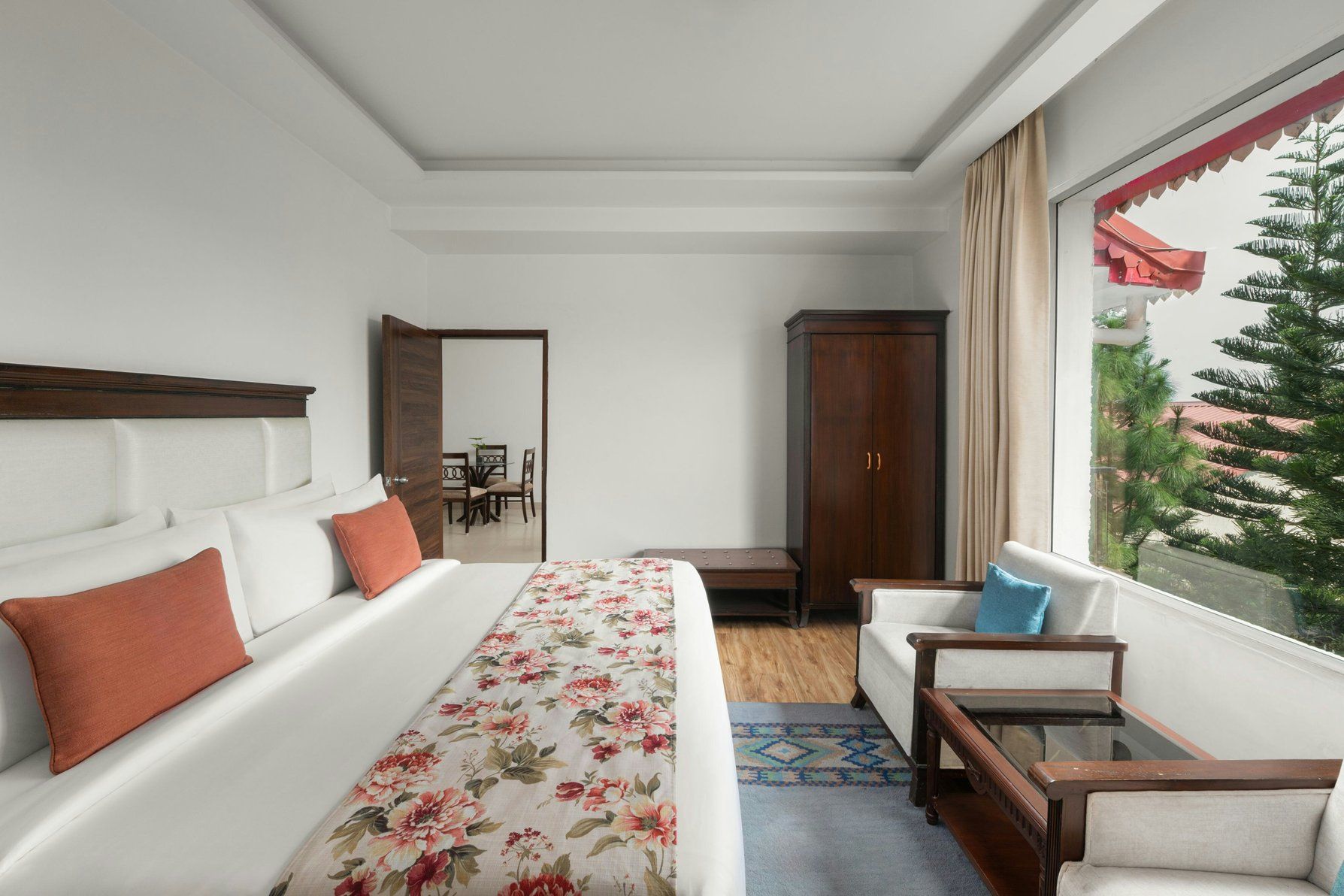 Hazel, 2 Bedroom Suite, 1 King, Limited view