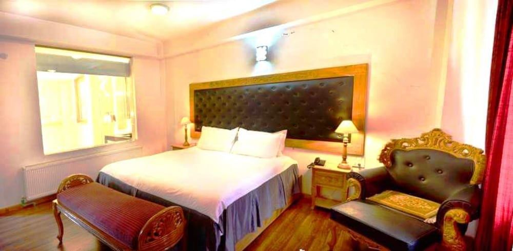 Hotel Grand Himalaya Super Deluxe Room