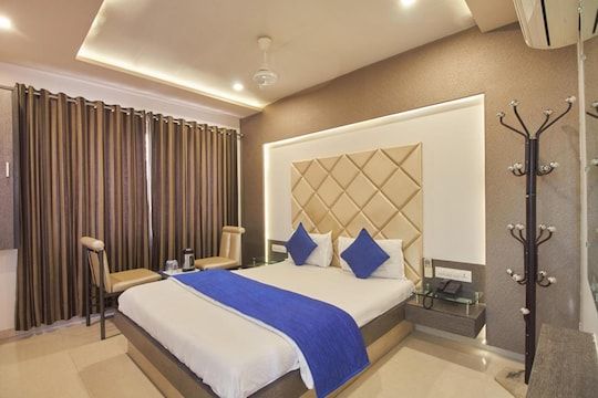Executive Queen Bed Room