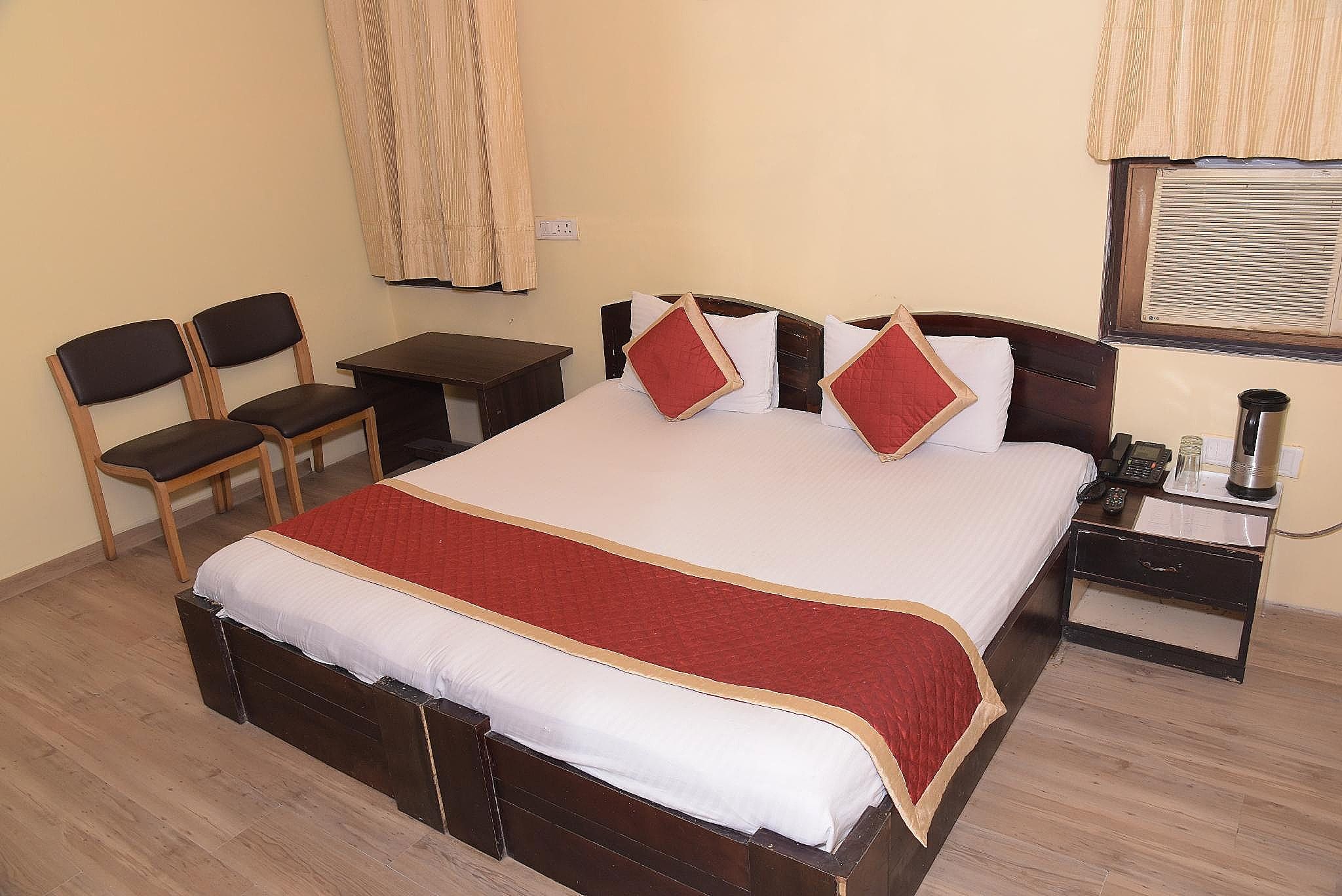 Hotel Pearl Deluxe Room with Free Wifi