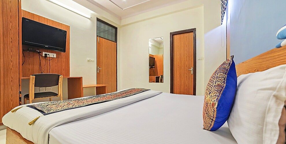 Hotel Pearl Deluxe Room with Free Wifi 4
