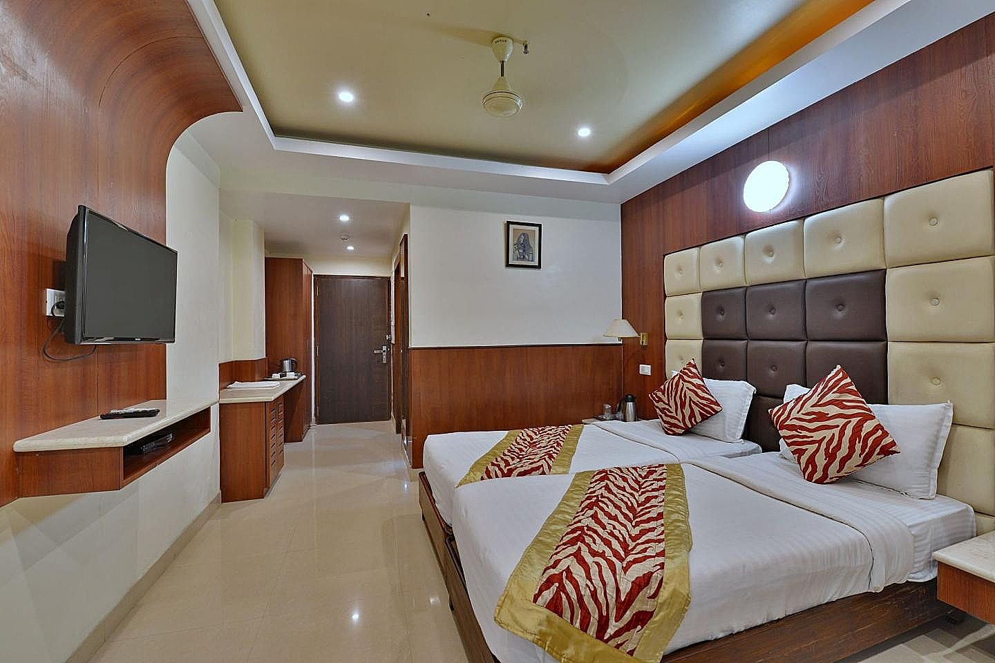 Hotel Sidharth Deluxe Double or Twin Room 4