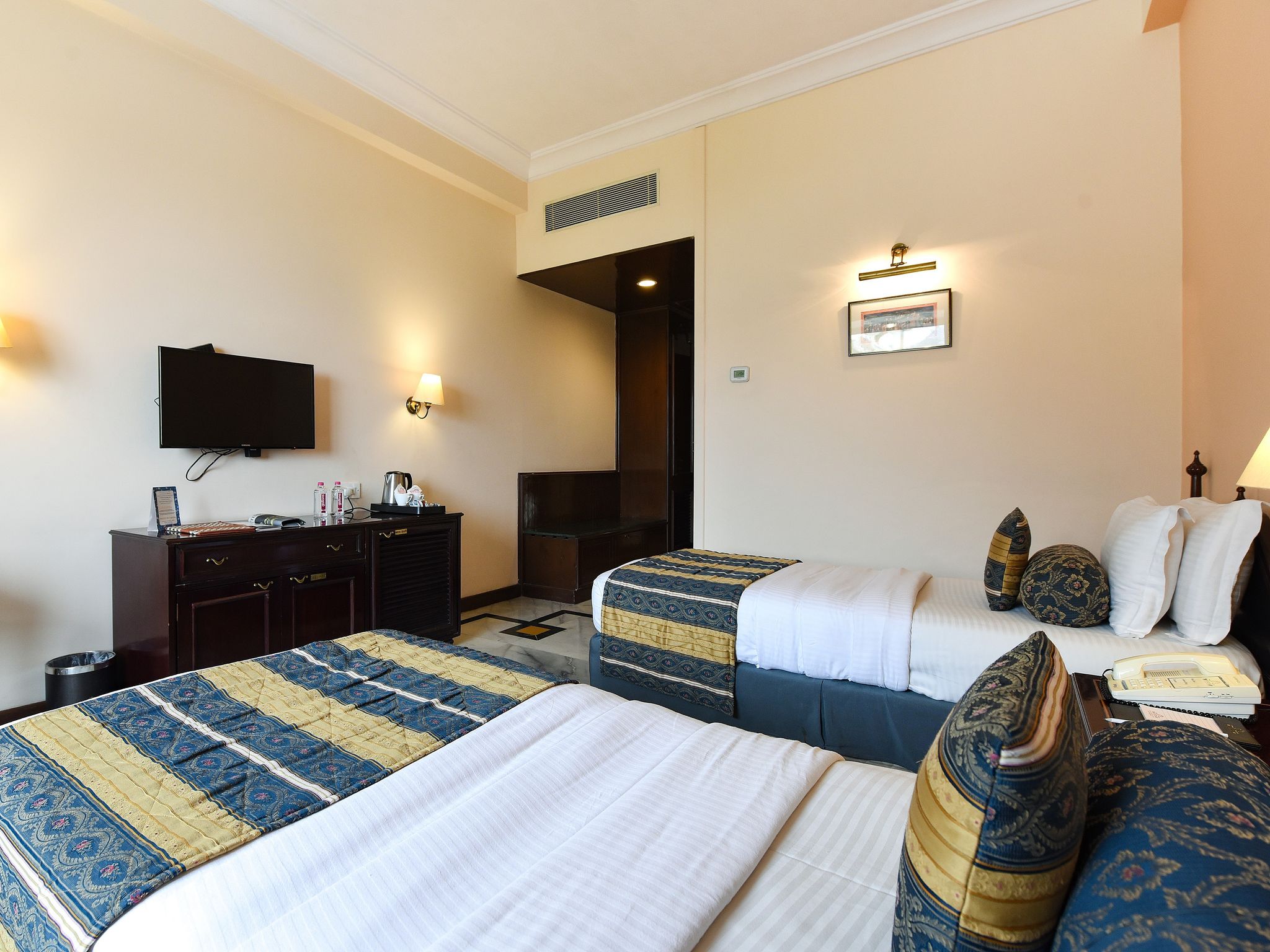 KK Royal Hotel & Convention Centre Deluxe Room 4