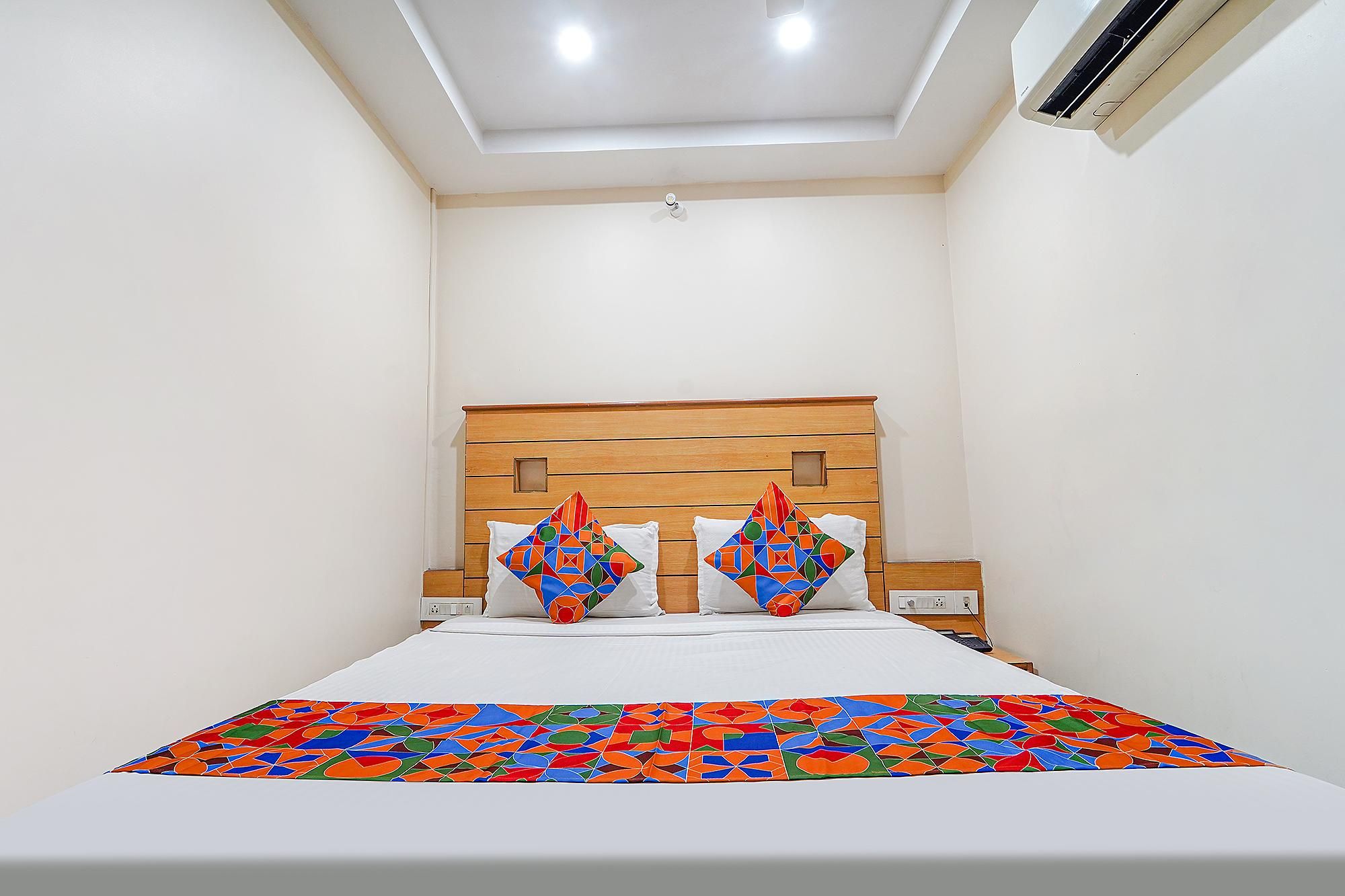 Hotel SLV Grand Deluxe Room 2