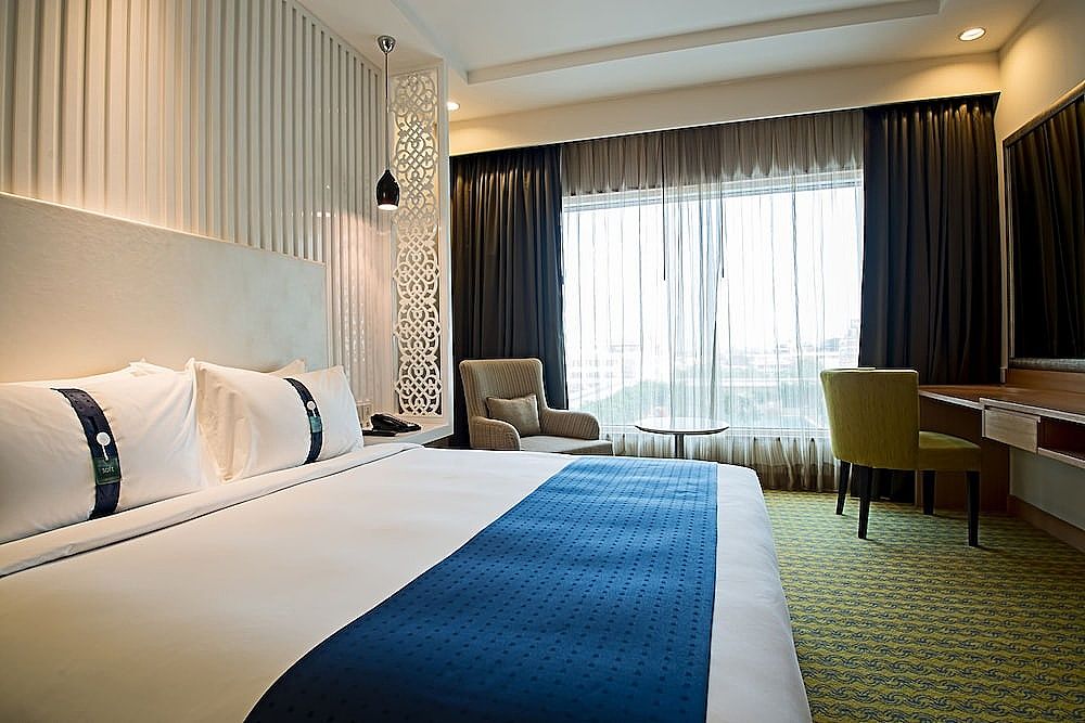 Suite, 1 King Bed, Smoking