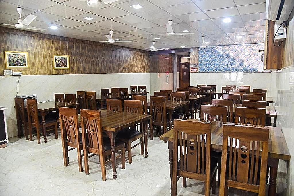 undefined Goverdhan Hotel, Walking to Raja Ki Mandi Railway & 3 KM from ISBT 4