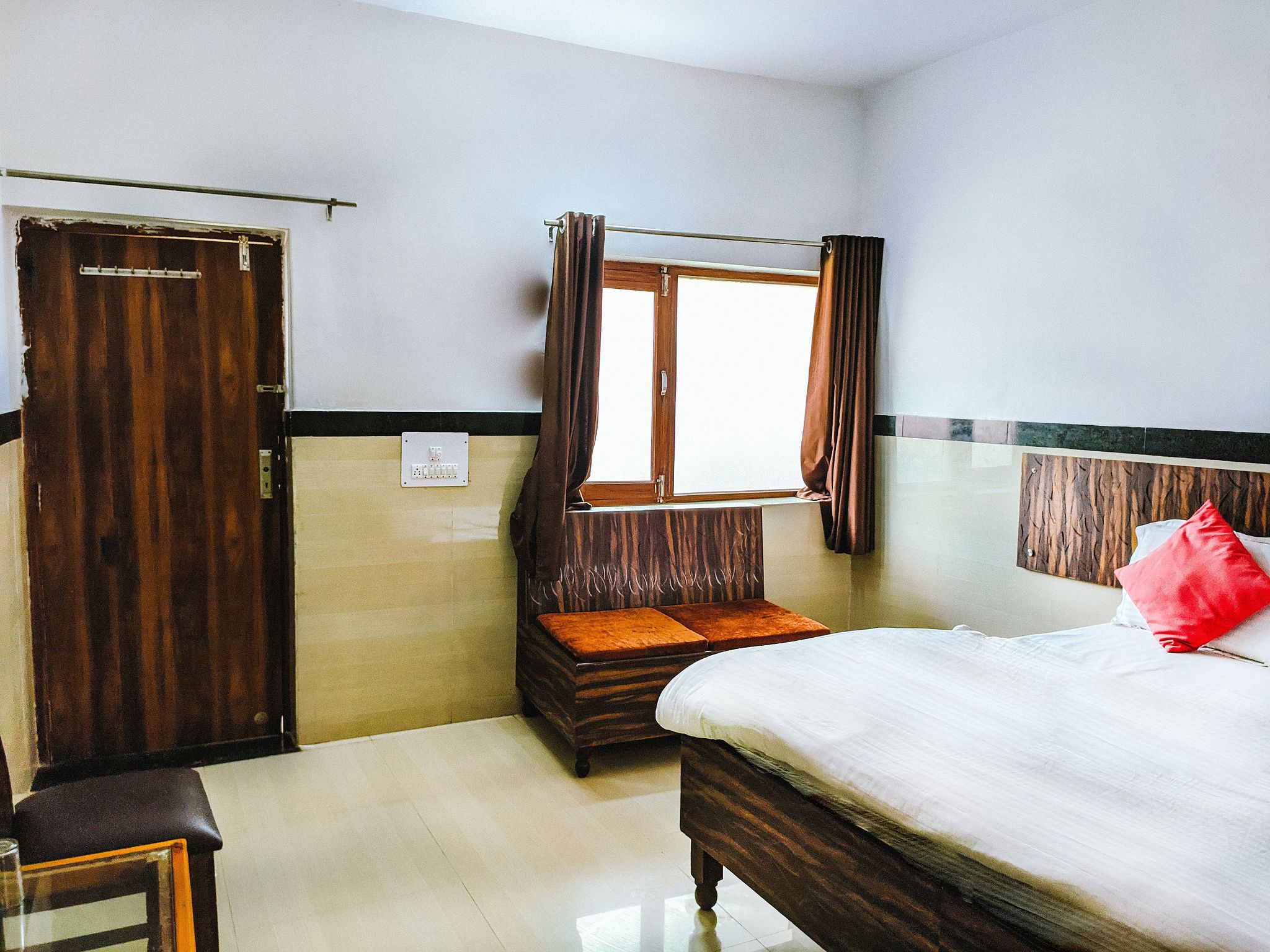 Goverdhan Hotel, Walking to Raja Ki Mandi Railway & 3 KM from ISBT Deluxe Double Room 3