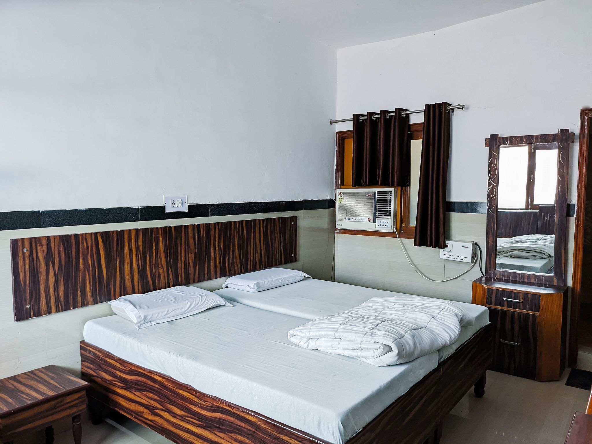 Goverdhan Hotel, Walking to Raja Ki Mandi Railway & 3 KM from ISBT Deluxe Double Room 2