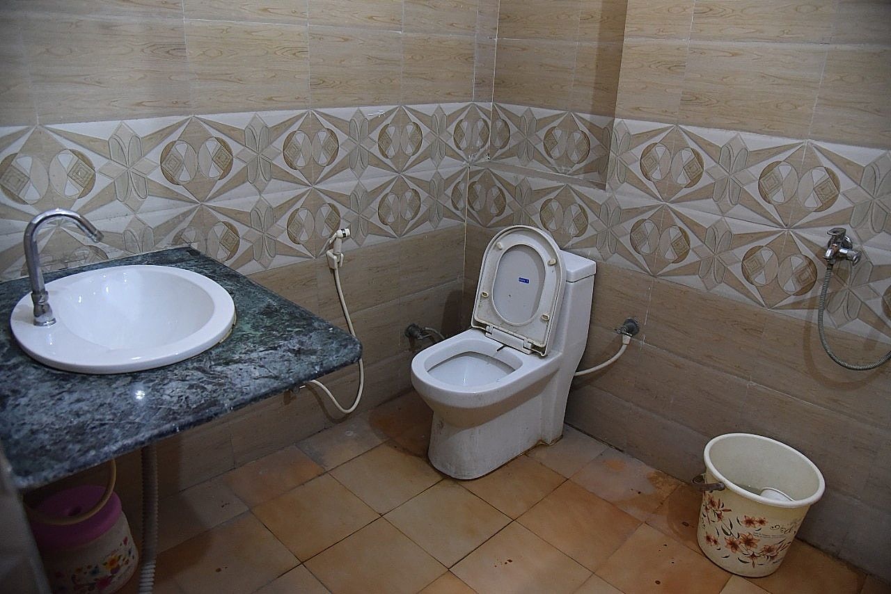 Goverdhan Hotel, Walking to Raja Ki Mandi Railway & 3 KM from ISBT Deluxe Double Room 4