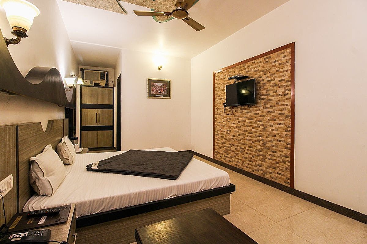 Hotel Eminent Taj Deluxe