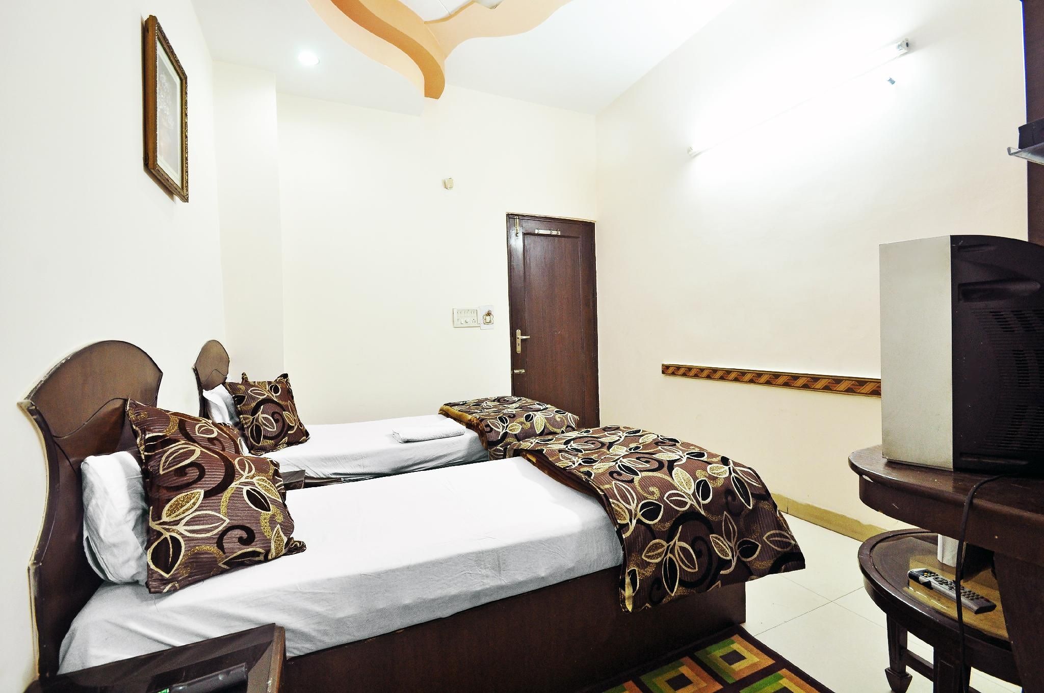 Hotel Shiva Intercontinental Deluxe NON AC Room 5