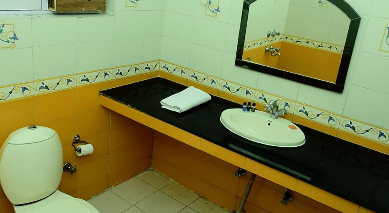 Lake Retreat Bhimtal Luxury Room (Lake Facing) 7