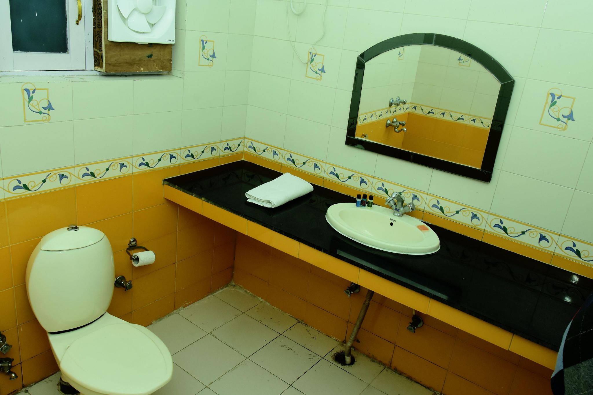 Lake Retreat Bhimtal Luxury Room (Lake Facing) 5