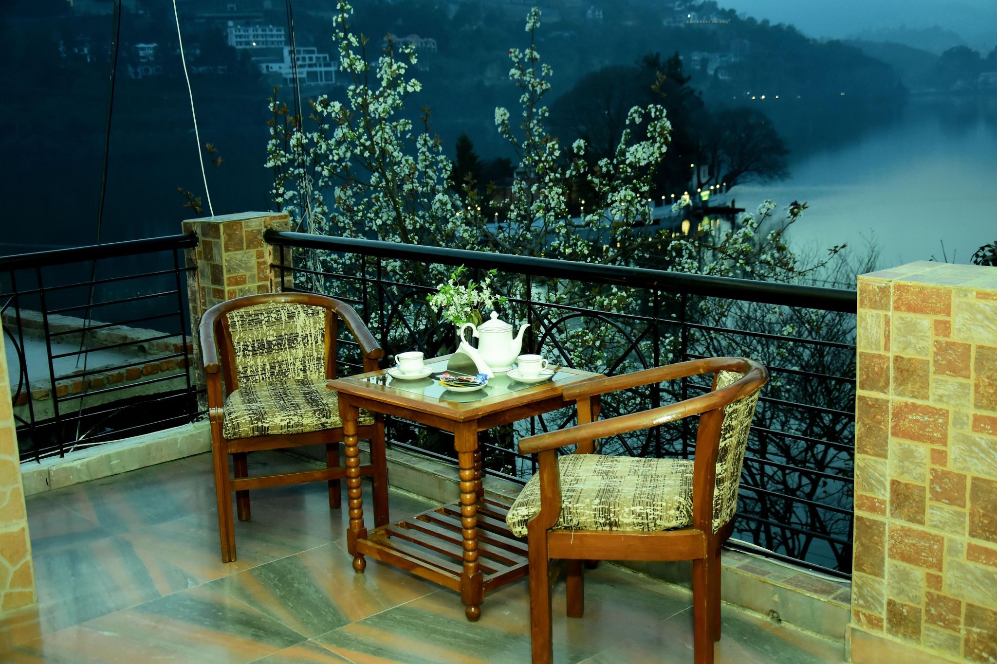 Lake Retreat Bhimtal Luxury Room (Lake Facing) 6