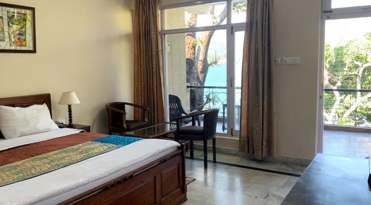 Lake Retreat Bhimtal Luxury Room (Lake Facing) 12