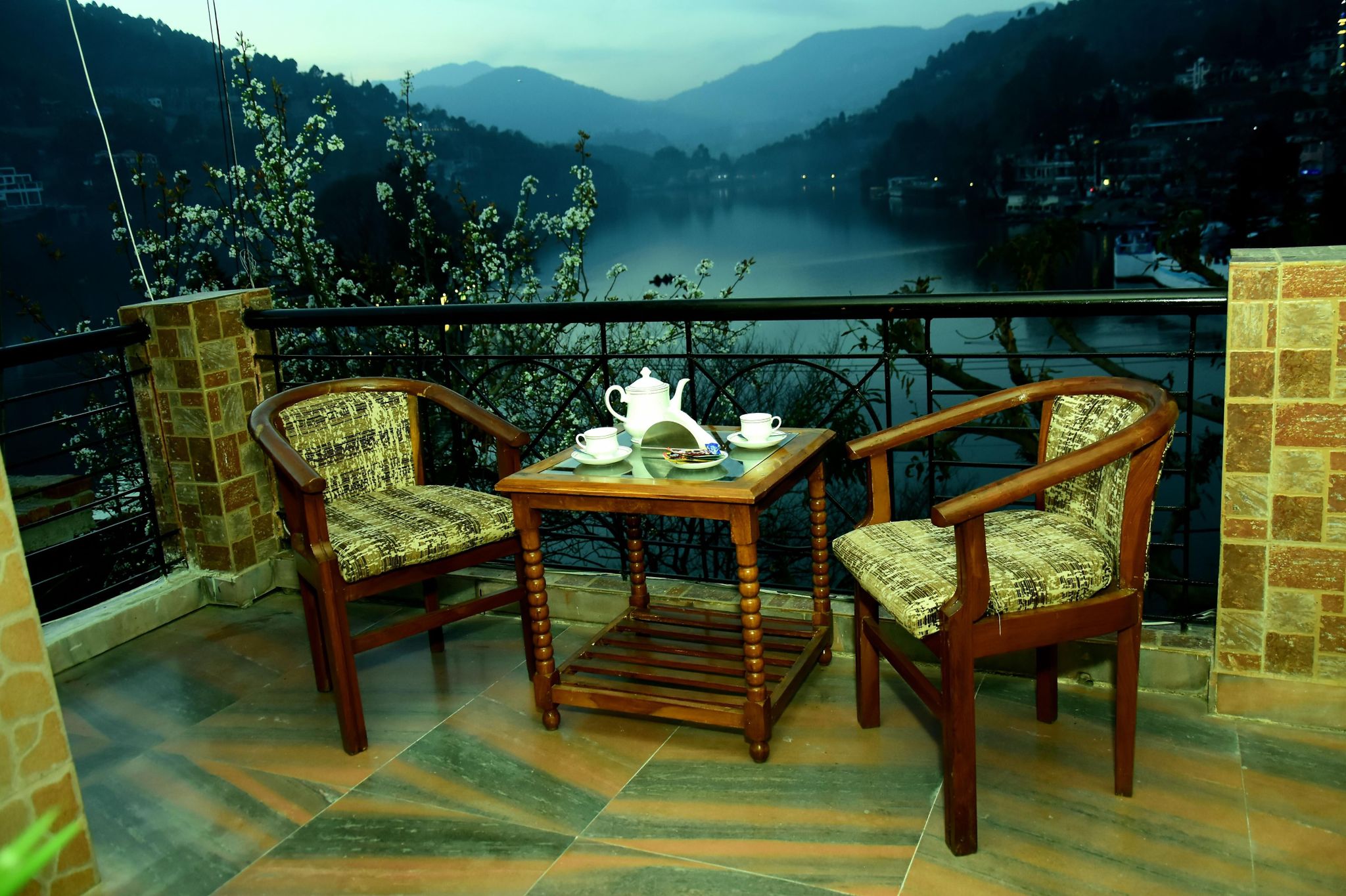 Lake Retreat Bhimtal Luxury Room (Lake Facing) 9