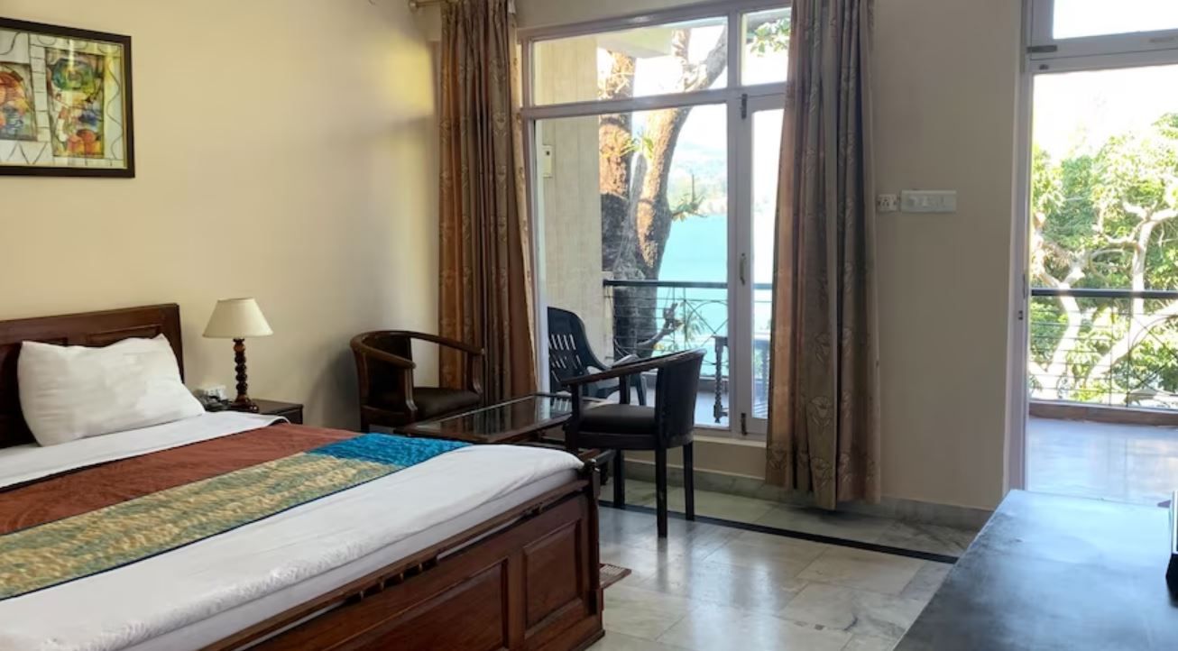 Lake Retreat Bhimtal Luxury Room (Lake Facing) 11