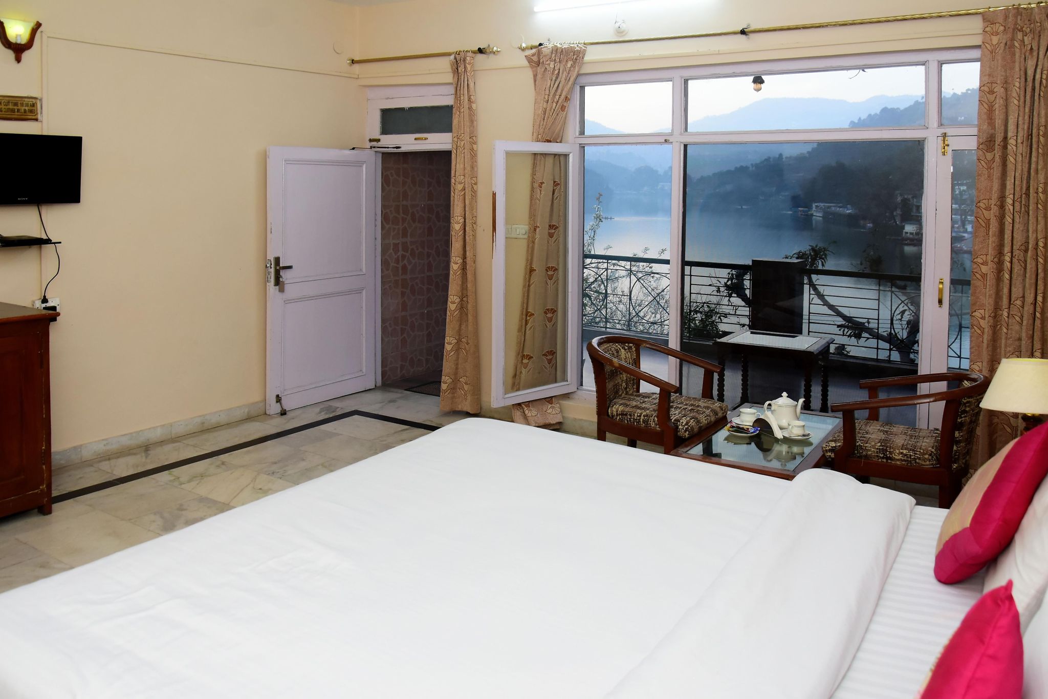 Lake Retreat Bhimtal Luxury Room (Lake Facing) 10