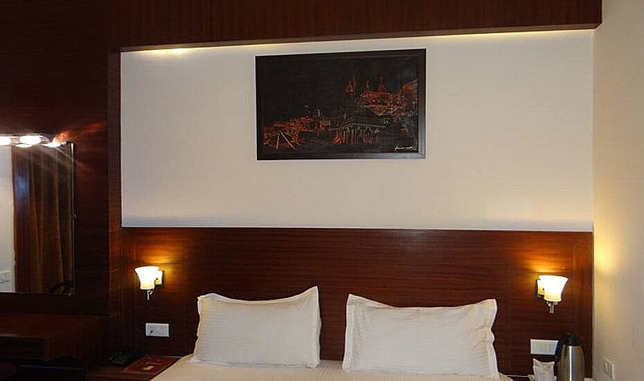 Hotel Janhvi International Deluxe Room 