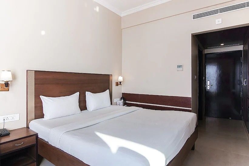 Hotel Janhvi International Deluxe Room  4