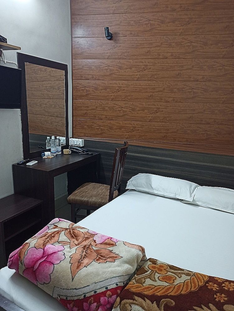 Alka Hotel Varanasi Alka Basic Room Common Bath 4
