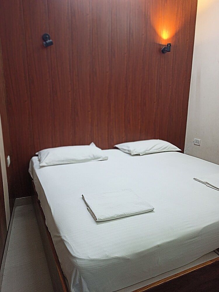 Alka Hotel Varanasi Alka Basic Room Common Bath 2