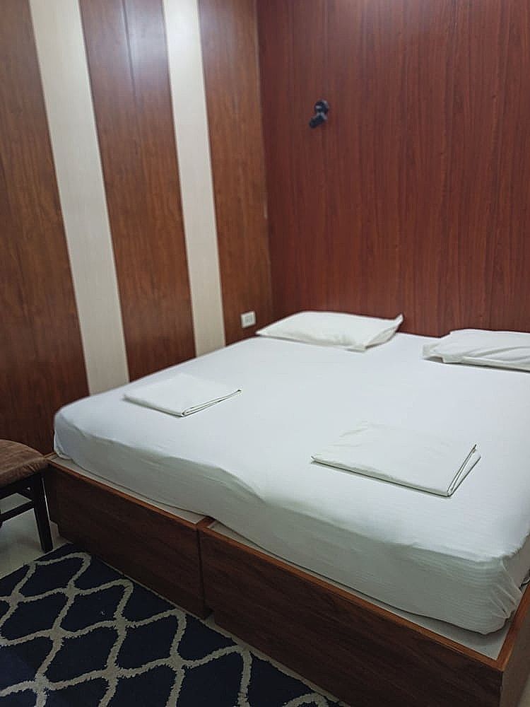 Alka Hotel Varanasi Alka Basic Room Common Bath 5