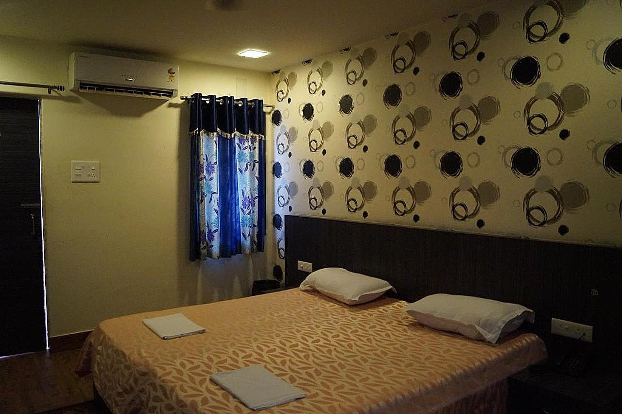 Alka Hotel Varanasi Alka Basic Room Common Bath 3