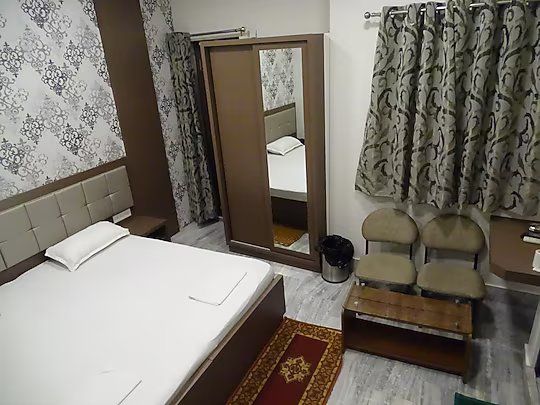 Alka Hotel Varanasi Alka Basic Room Common Bath 7