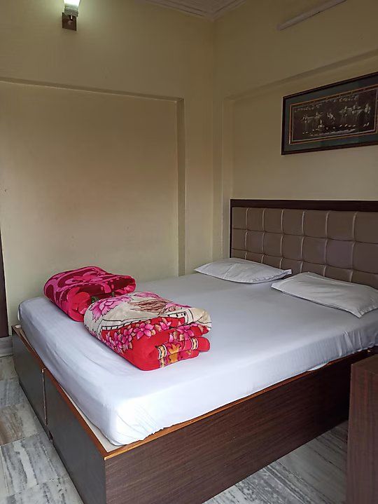 Alka Hotel Varanasi Alka Basic Room Common Bath 9