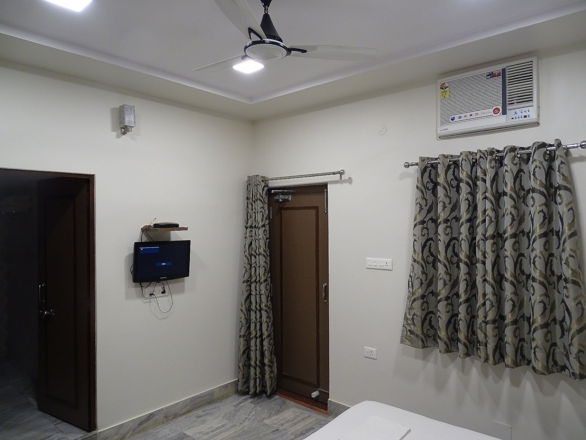 Alka Hotel Varanasi Alka AC Room 3