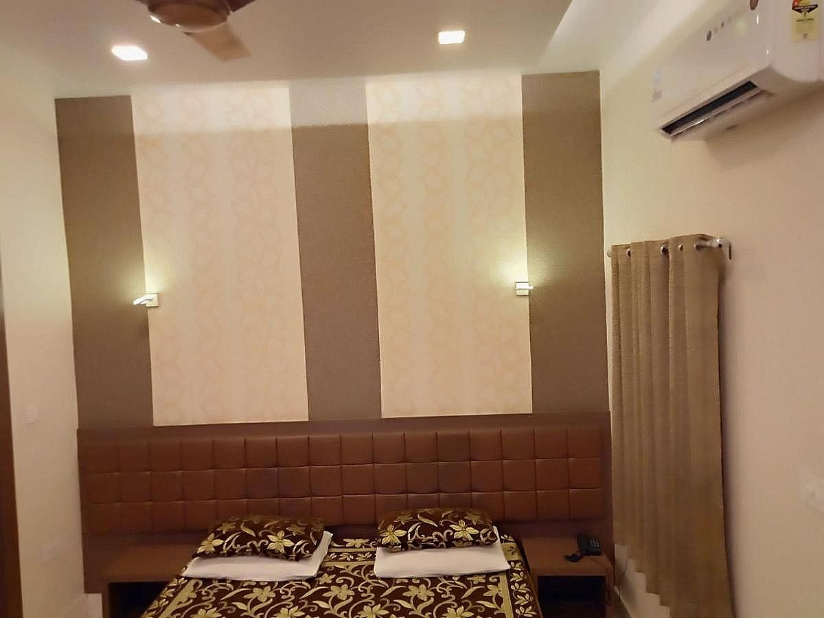 Alka Hotel Varanasi Alka Basic Room Common Bath 11