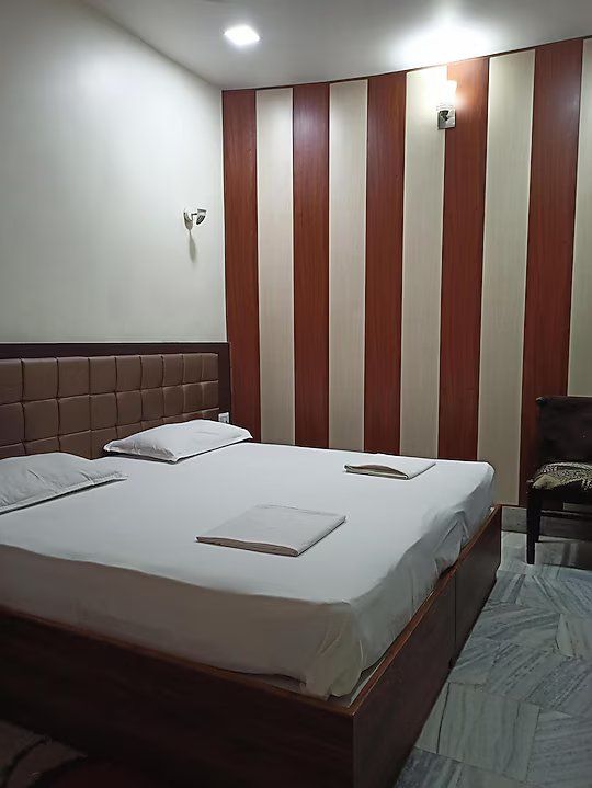 Alka Hotel Varanasi Alka Basic Room Common Bath 6
