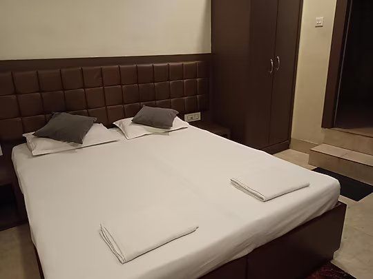 Alka Hotel Varanasi Alka Basic Room Common Bath 8