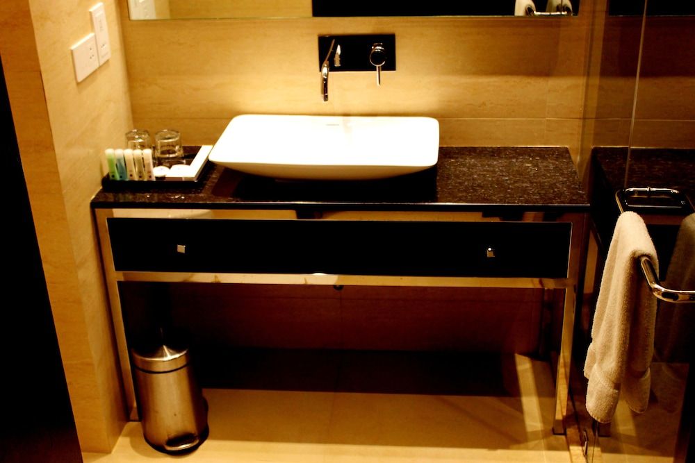 Hycinth Hotels Deluxe Room 6