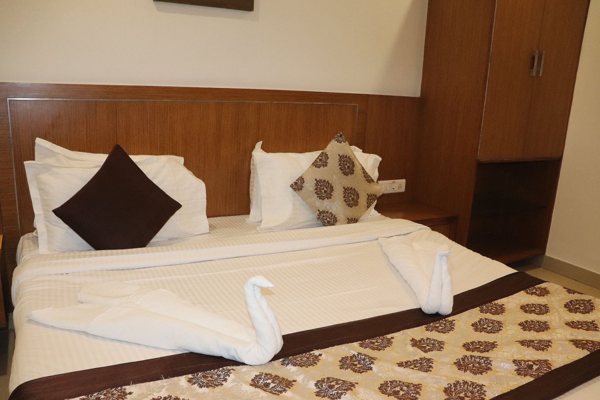 iROOMZ Sree Hotel Suncity	 Deluxe Room