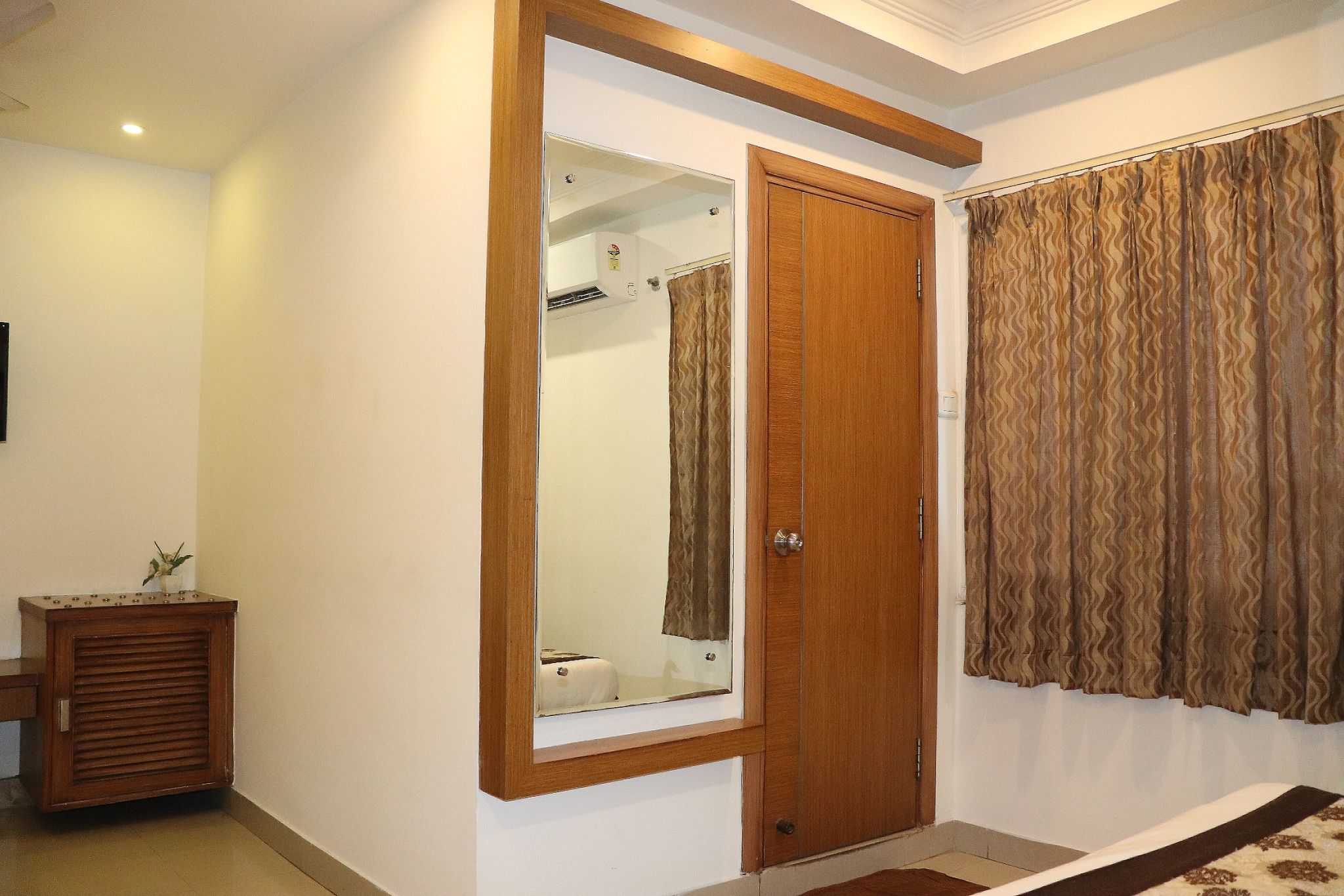 iROOMZ Sree Hotel Suncity	 Deluxe Room 2
