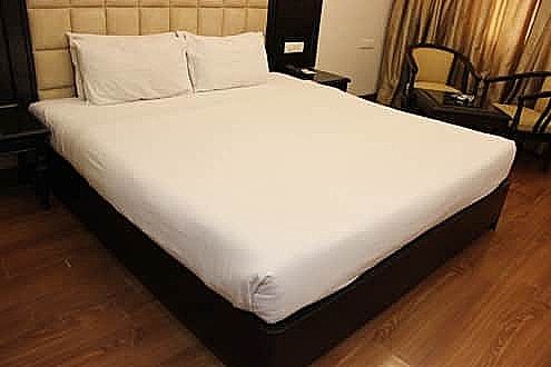 Metro 43 Deluxe Room 4