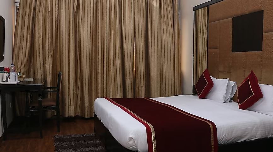 Metro 43 Deluxe Room 3