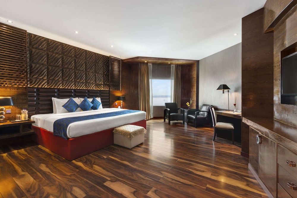 Suite, Lake View, 1 King Bed, Non-Smoking