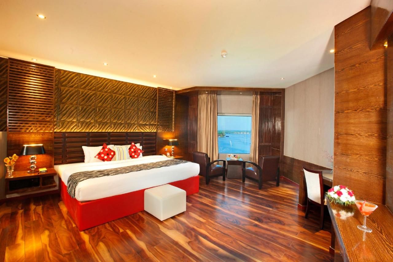 Suite, Lake View, 1 King Bed, Non-Smoking