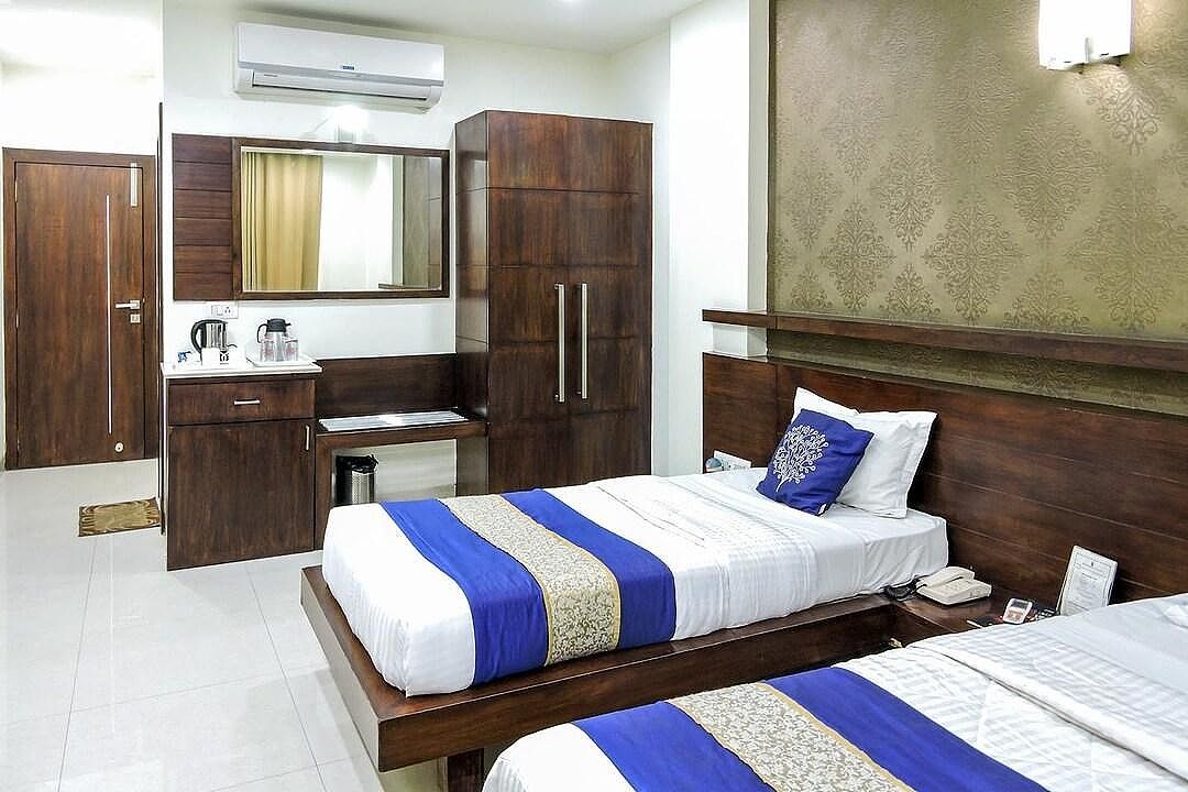 AC Executive Double Twin Bed room
