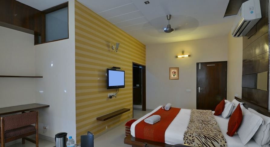 Hotel Maharani Regency Deluxe Room  4