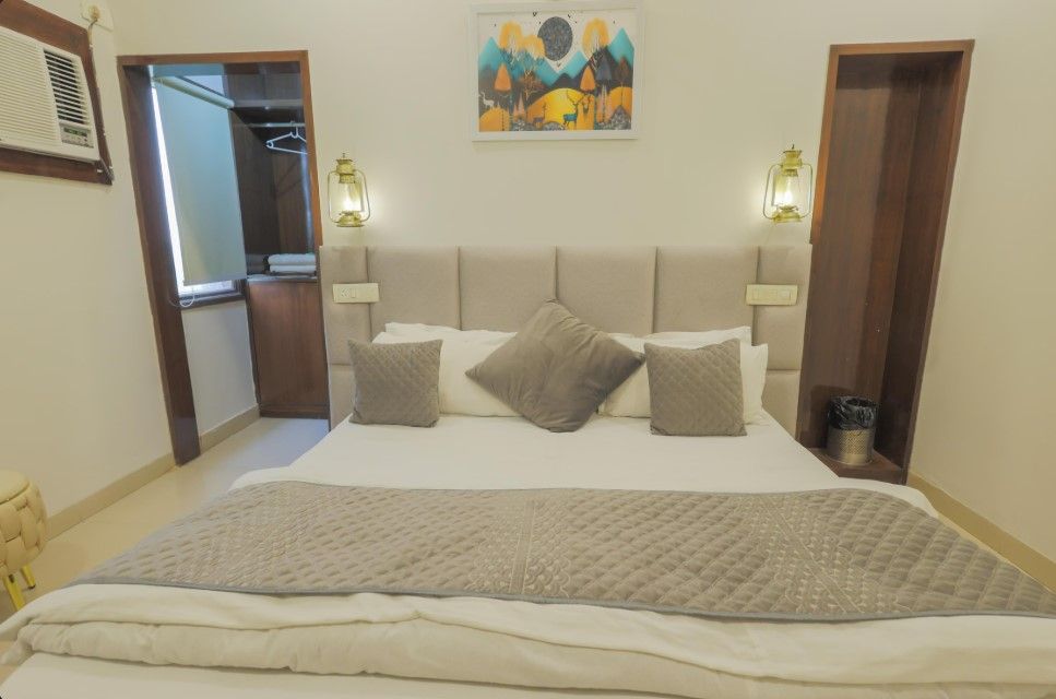 Hotel Maharani Regency Deluxe Room  7