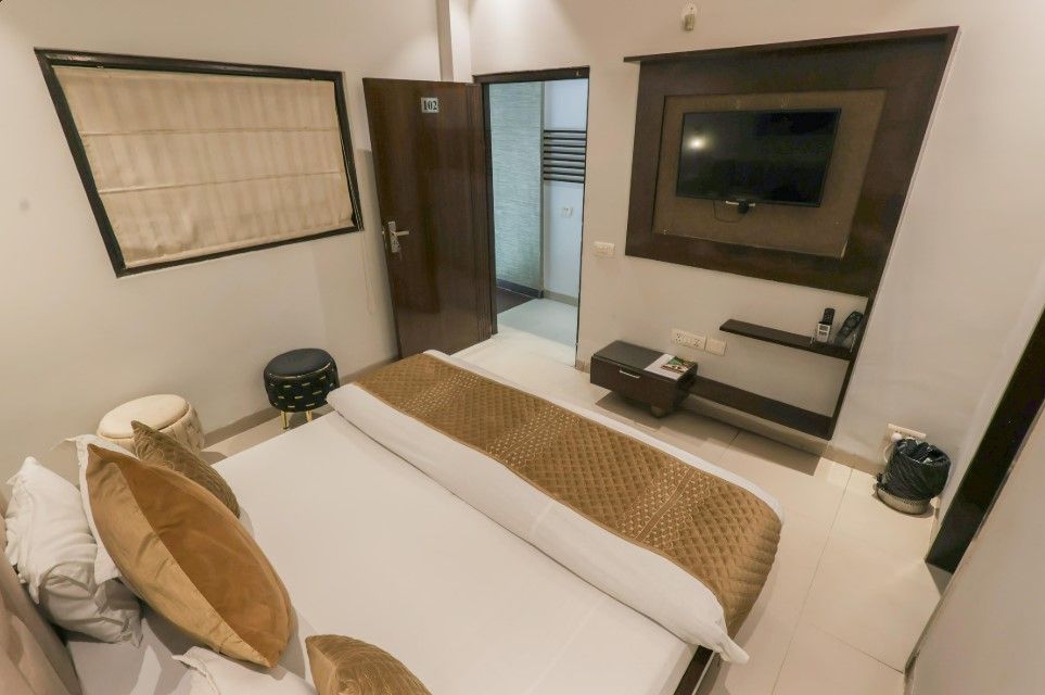 Hotel Maharani Regency Deluxe Room  8