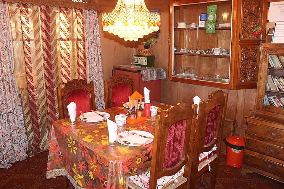 undefined Young Bombay Group of Houseboats 4