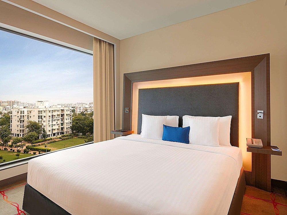 Junior Suite, 1 King Bed, Business Lounge Access