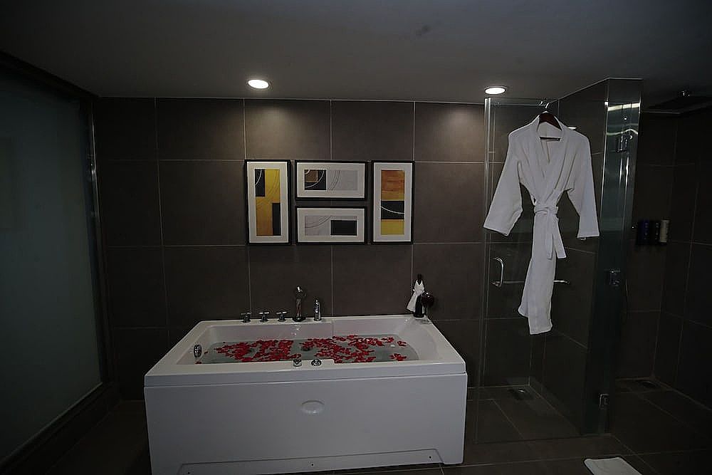 Suite, 1 King Bed, Business Lounge Access (Master, Jacuzzi)