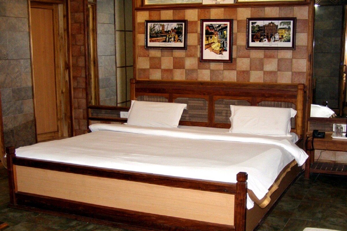 Hotel Channi Raja - Mall Road Deluxe Room (Non-Lake Facing) 3